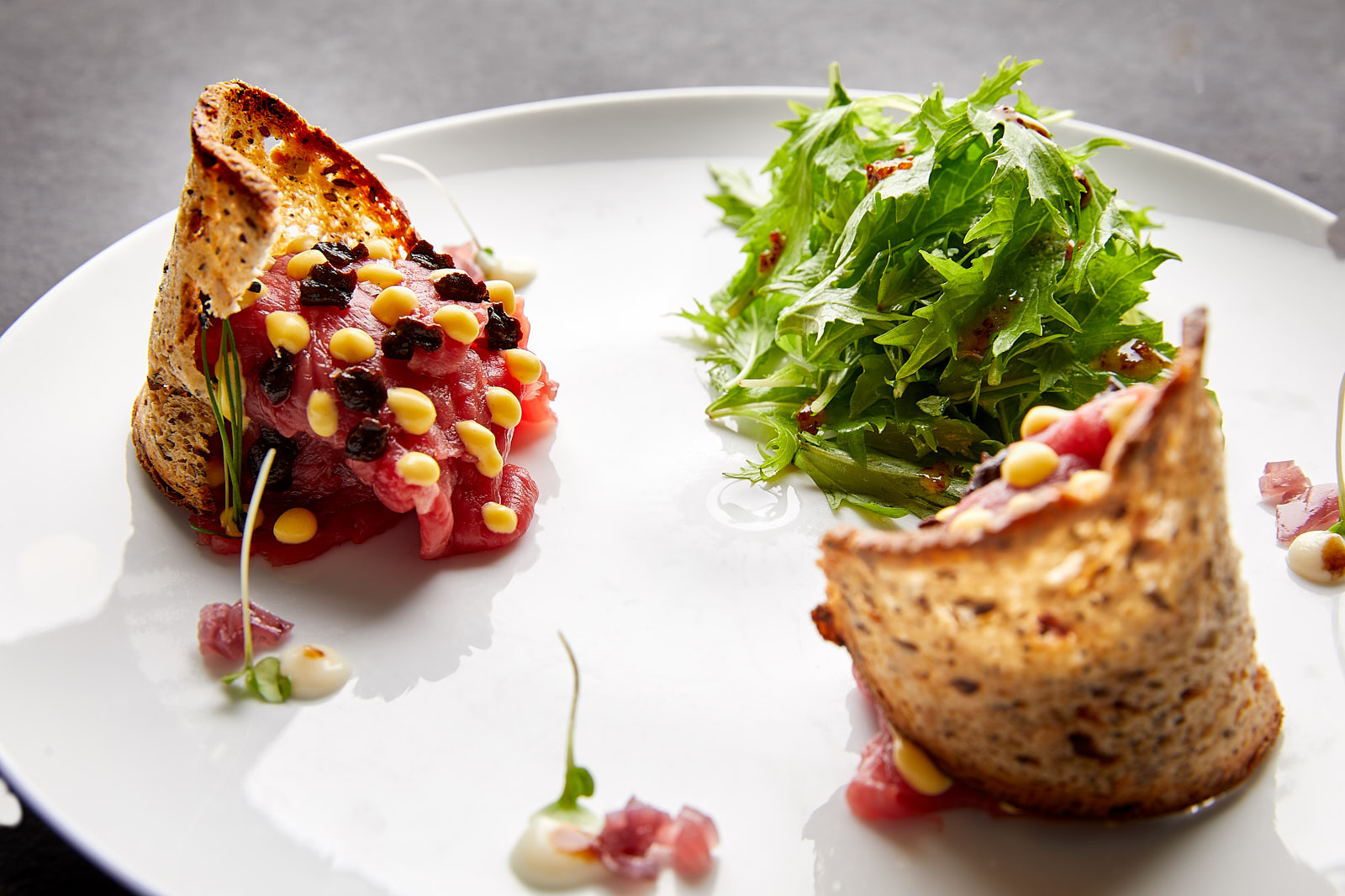 Il mio carpaccio: salsa d’uovo, aglio fermentato, melanzane, misticanza, pane crock