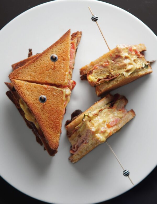 Club sandwich con salsa rosa